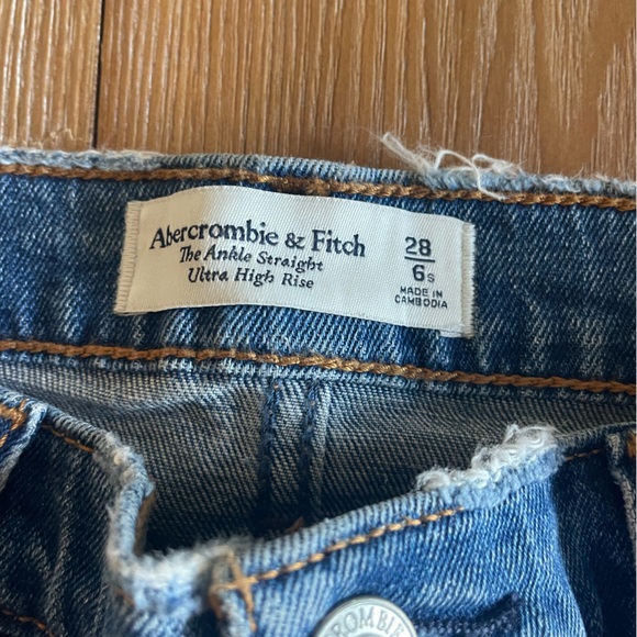Abercrombie Ankle Straight Ultra High Rise Jeans - Picture 3 of 4